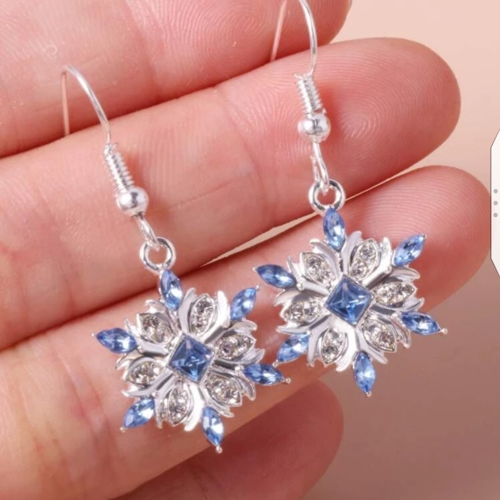 ✨3 FOR &28✨🆕❄️BLUE ICE SNOWFLAKE EARRINGS❄️